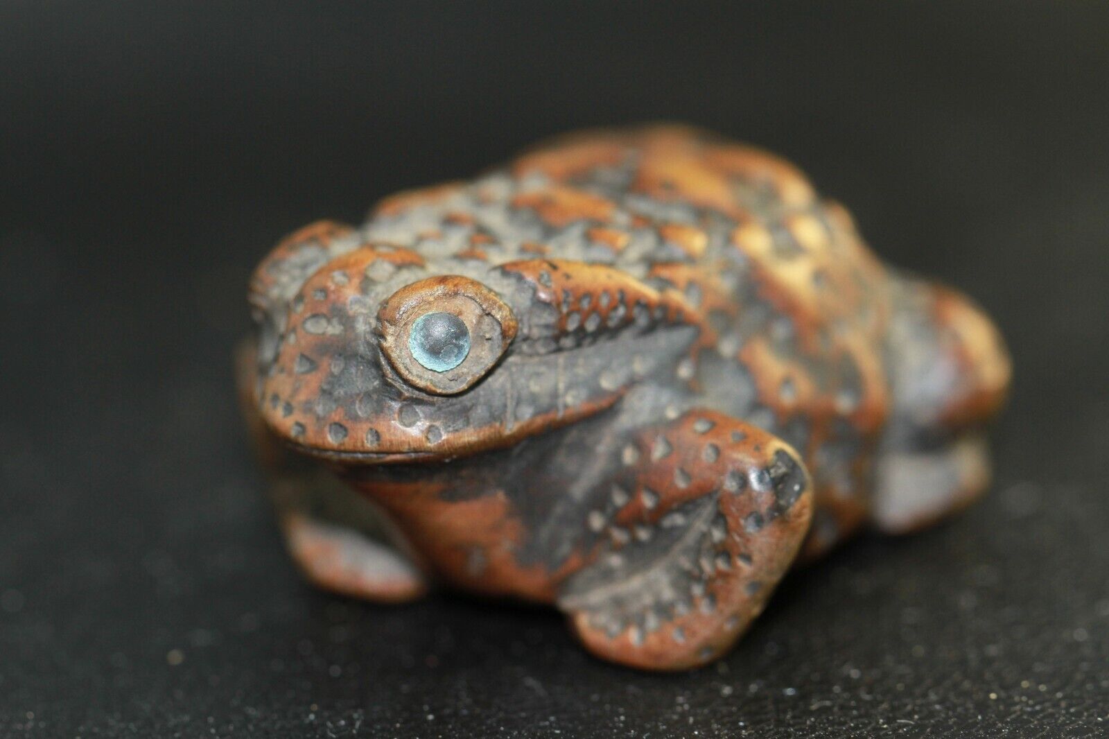 Japanese Netsuke "toad”　 Wood Made Eyes Are Inlaid With Copper　edo Era